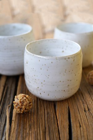 Handgefertigte Keramikbecher – Weiß mit zarten Sprenkeln